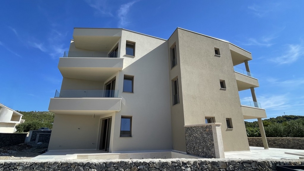 Widok na morze z zadaszonego tarasu apartamentu w Tribunj - A4109