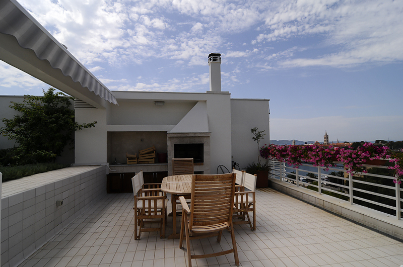 Ten apartament na najwyższym piętrze dysponuje ogrodem i basenem na tarasie na dachu, na 6. piętrze.