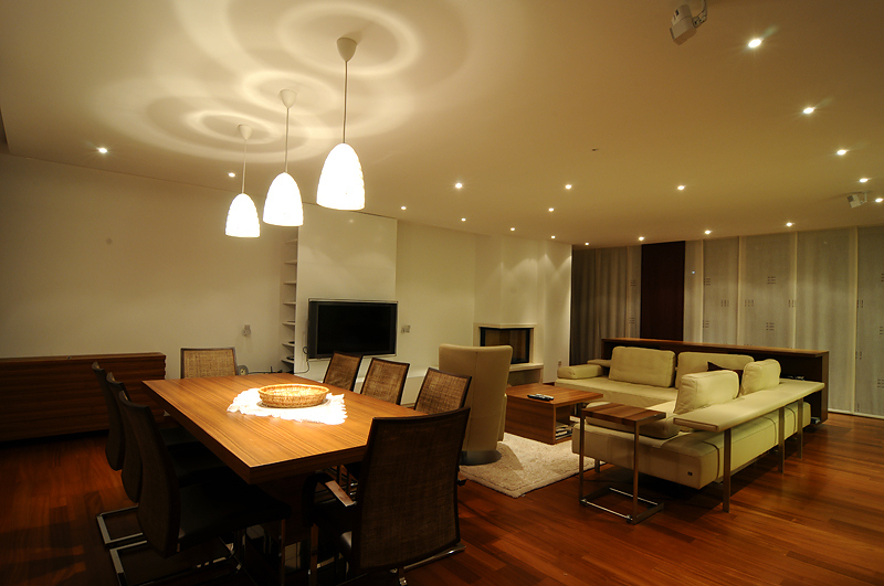 Przestronny salon i schody na taras na dachu