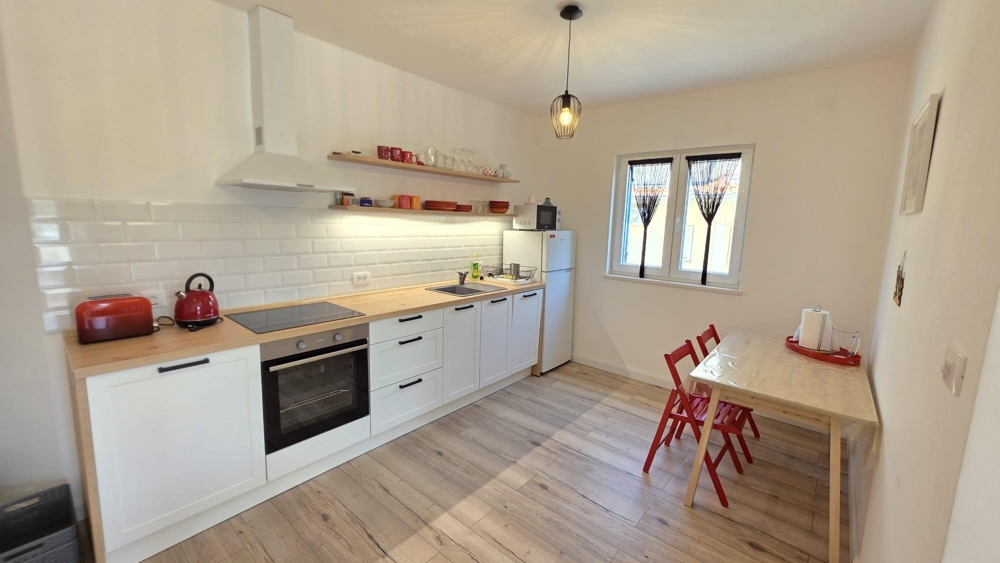 Kuchnia z jadalnią i oknem