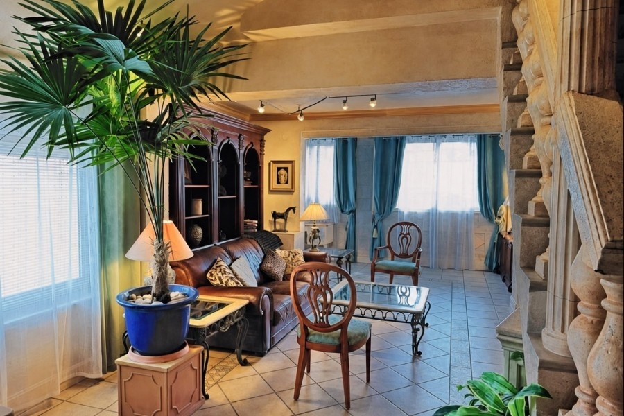 Jasny salon z dużymi oknami w apartamencie w Splicie