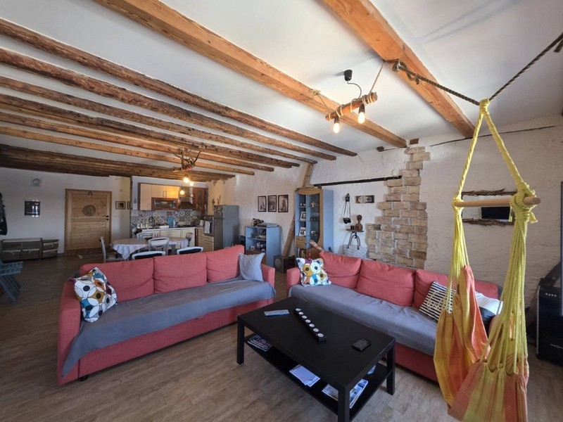 Część dzienna z czerwoną sofą narożną