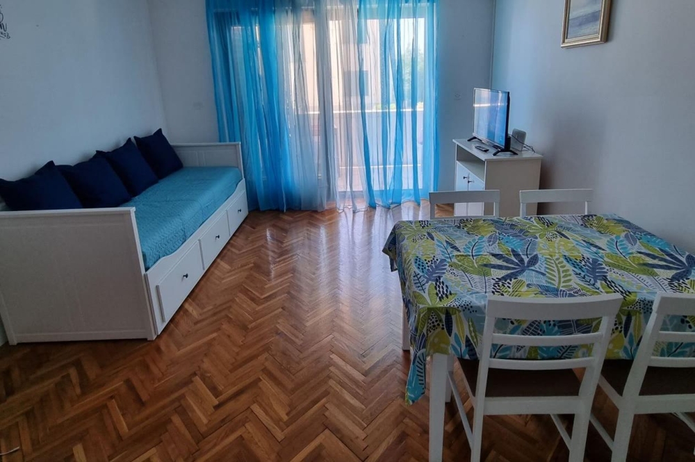 Pokój dzienny z sofą i stołem jadalnym - Sprzedam mieszkanie Chorwacja A4115