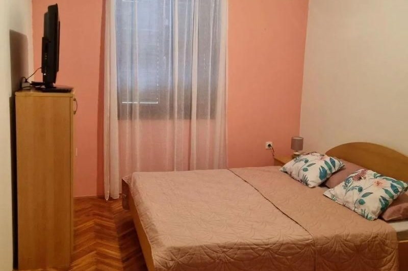 Sypialnia umeblowanego mieszkania A4115 w Chorwacji