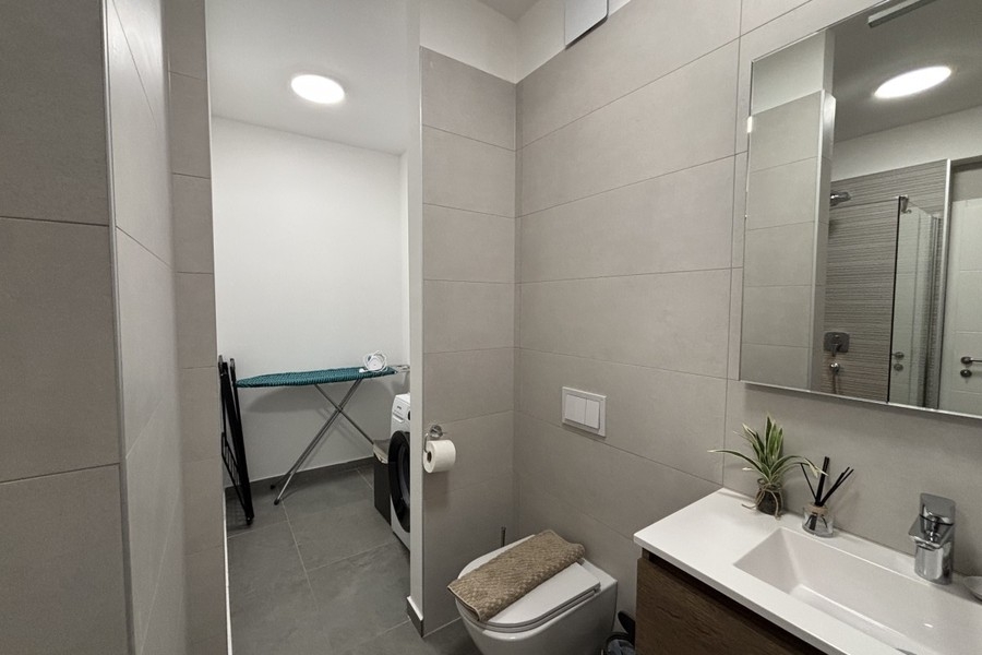 Łazienka z toaletą i lustrem w apartamencie w Trogirze