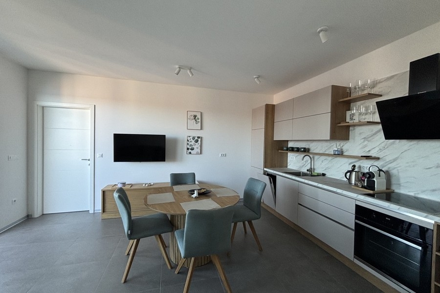 Kuchnia z piekarnikiem i jadalnią w apartamencie w Trogirze