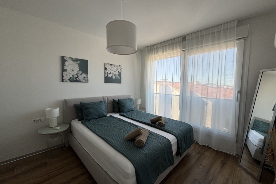 Sypialnia z podwójnym łóżkiem w apartamencie w Trogirze na Ciovo