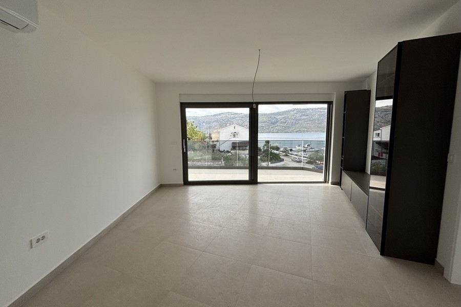 Jasny salon z wyjściem na balkon