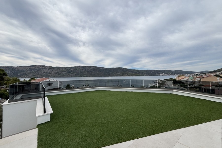 Taras na dachu z trawnikiem i widokiem na morze
