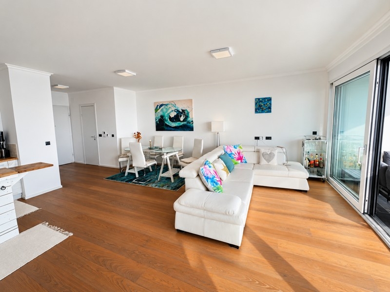 Jasny salon z parkietem