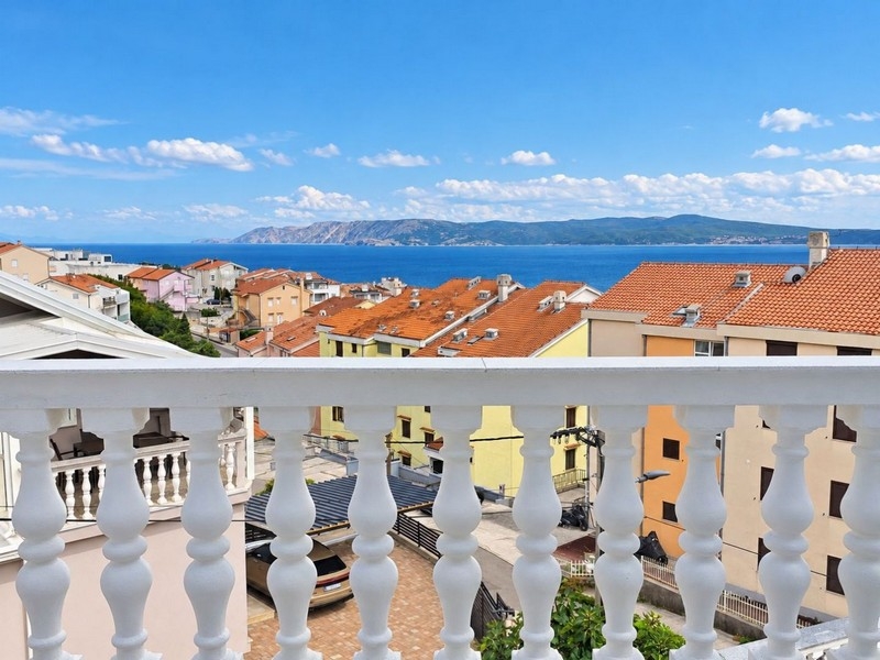 Widok na balustradę tarasu na morze