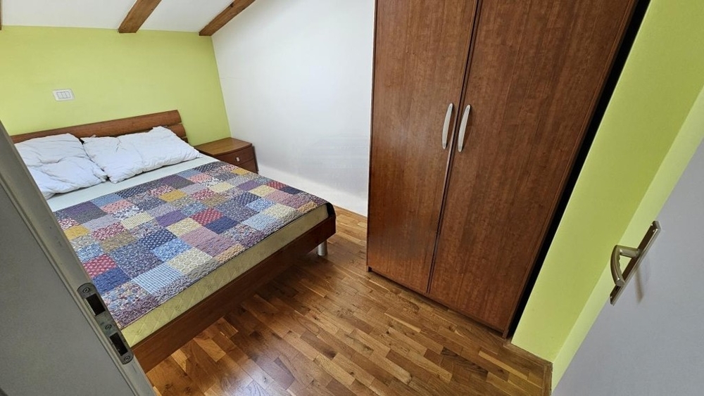 Sypialnia z podwójnym łóżkiem i szafą