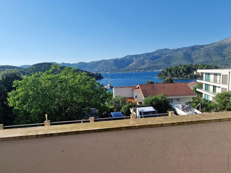 Widok na morze z balkonu na półwysep Peljesac
