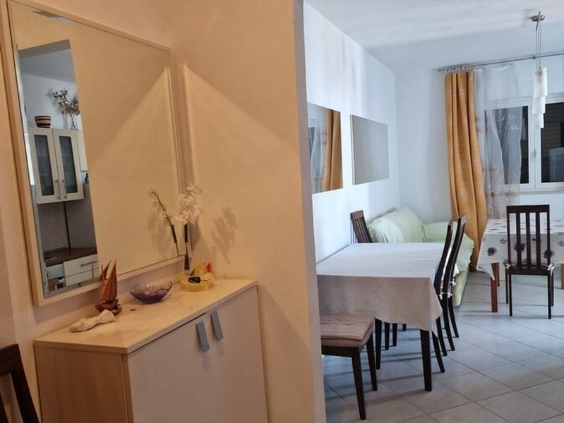 Widok z korytarza na salon