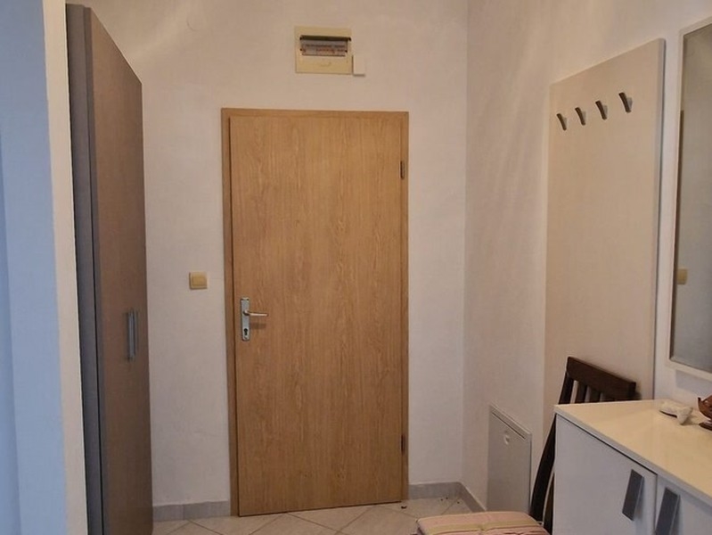 Przedpokój z drzwiami wejściowymi i garderobą