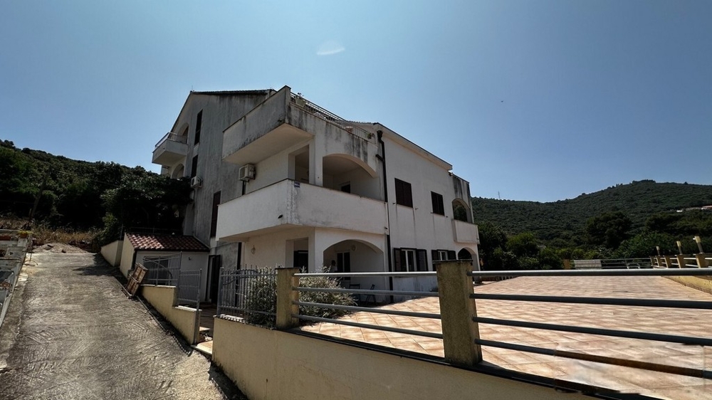 Widok zewnętrzny budynku mieszkalnego z dostępem