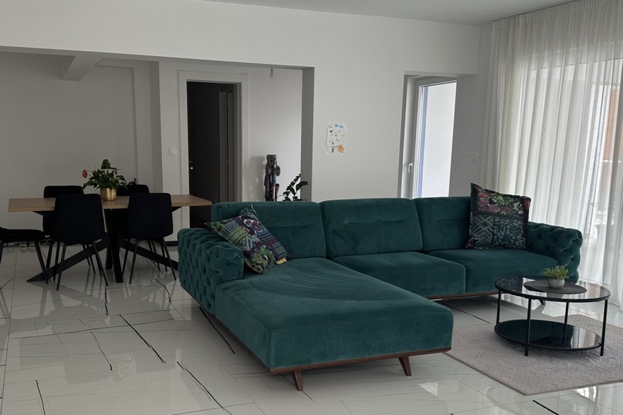 Salon z narożną sofą i dużymi oknami