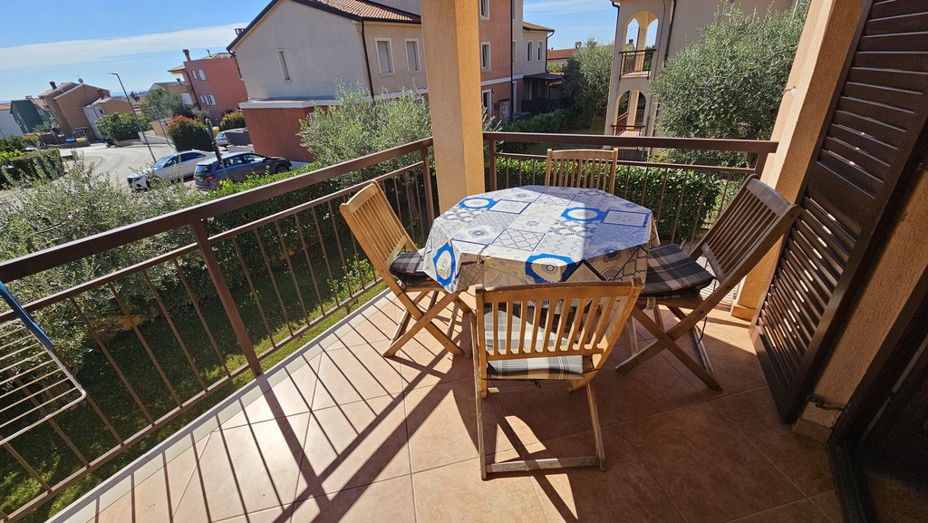 Balkon z miejscem do siedzenia i widokiem na zieleń