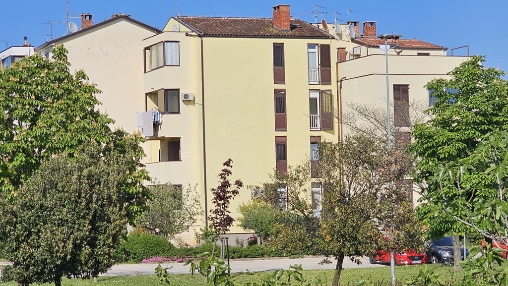 Widok zewnętrzny budynku mieszkalnego z ogrodem