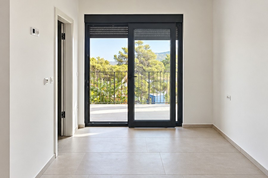 Sypialnia z drzwiami na balkon