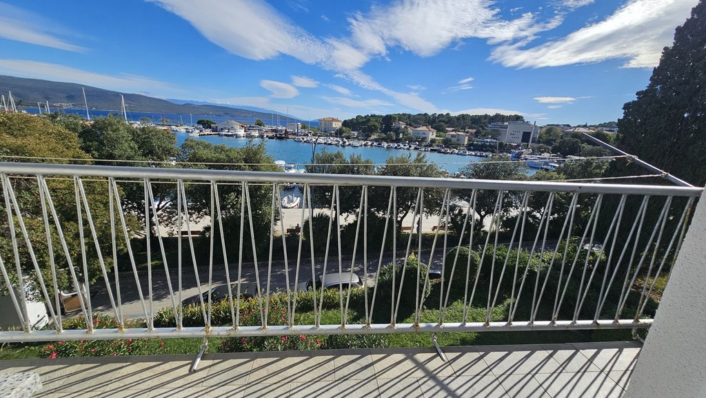 Balkon z widokiem na port i morze