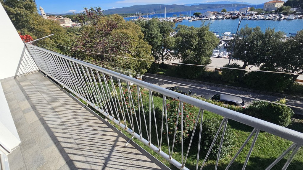 Długi balkon z balustradą nad ulicą