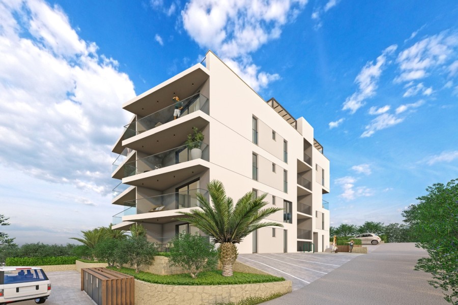 Wjazd z miejscami parkingowymi przed nowym budynkiem