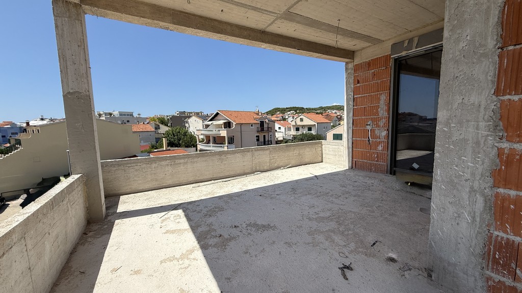 Zadaszony taras penthouse w stanie surowym
