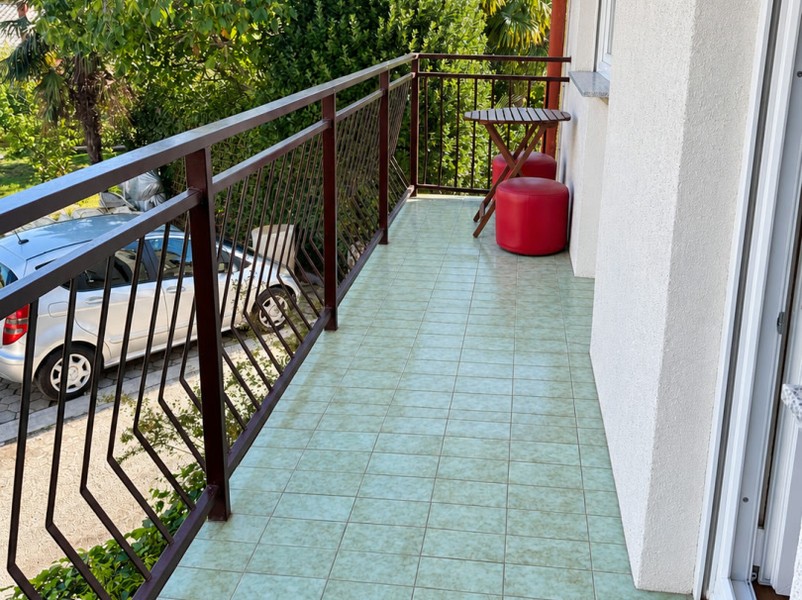 Długi balkon z balustradą