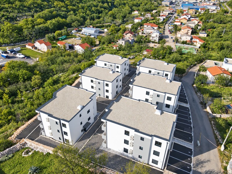 Budynki mieszkalne z miejscami parkingowymi, widok z góry