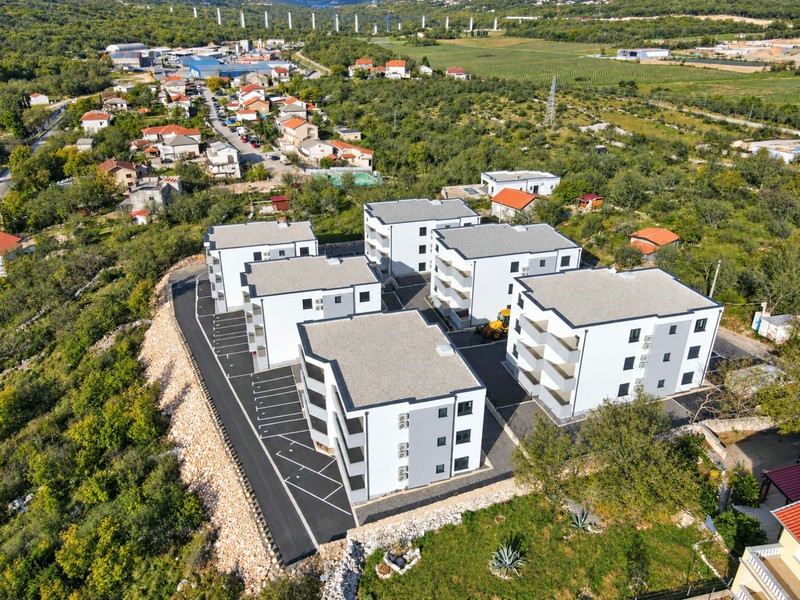 Nowe budynki na zboczu z miejscami parkingowymi