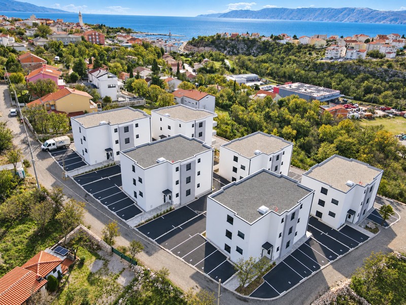 Budynki mieszkalne z miejscami parkingowymi, widok z góry