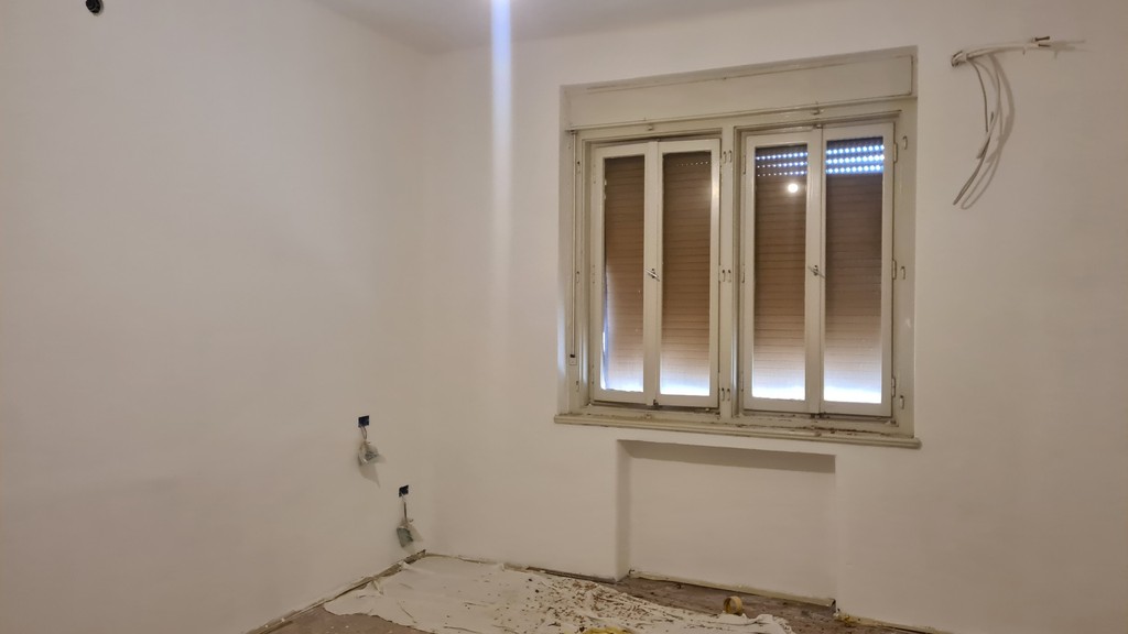 Puste sypialnia z oknem