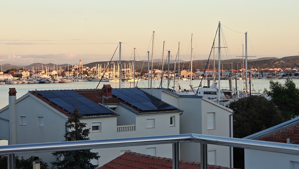 Apartament z tarasem na dachu i widokiem na port w Murter, Dalmacja