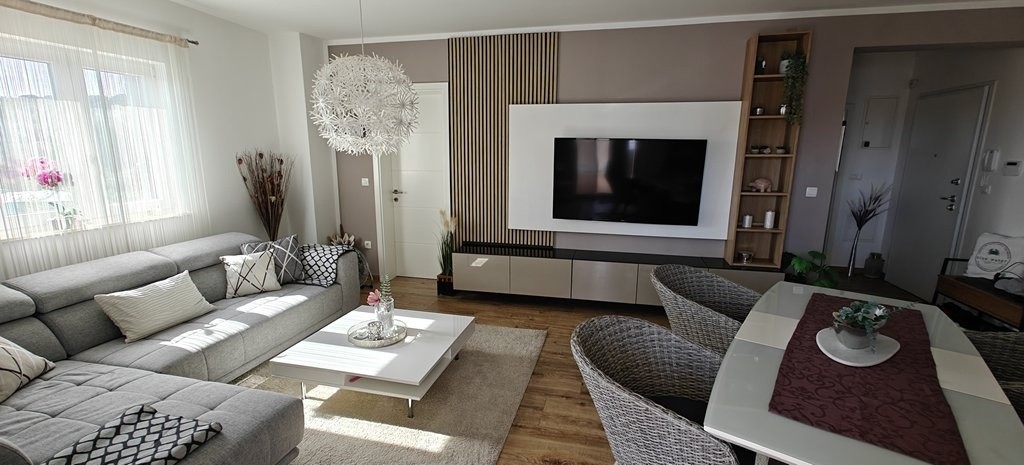 Salon z sofą i telewizorem