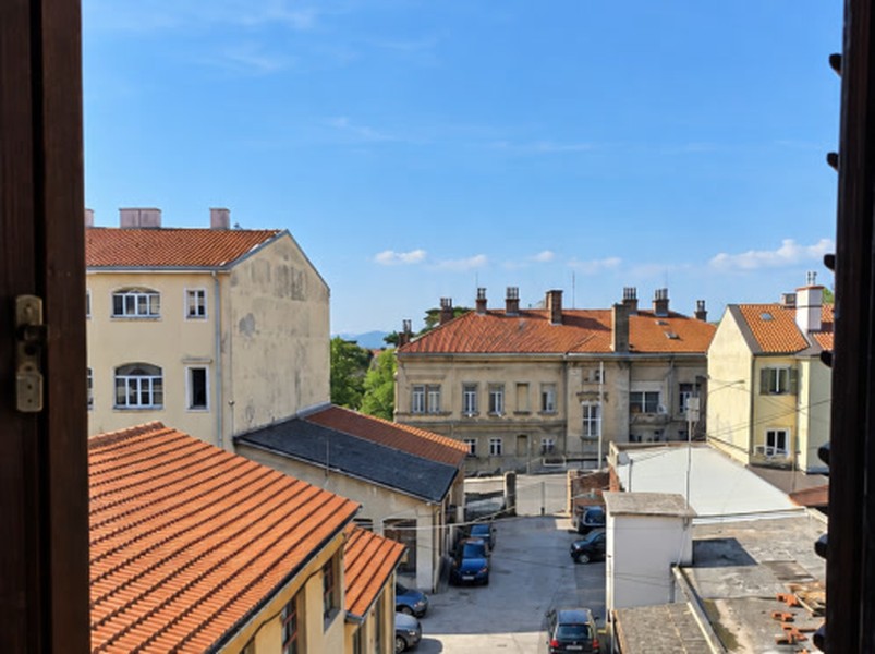Widok z okna na wewnętrzne podwórze