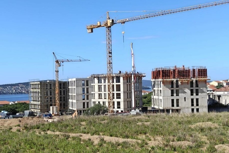 Plac budowy kompleksu mieszkaniowego z widokiem na zatokę Trogir