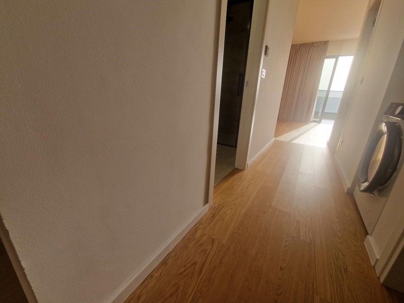 Przedpokój z drewnianą podłogą