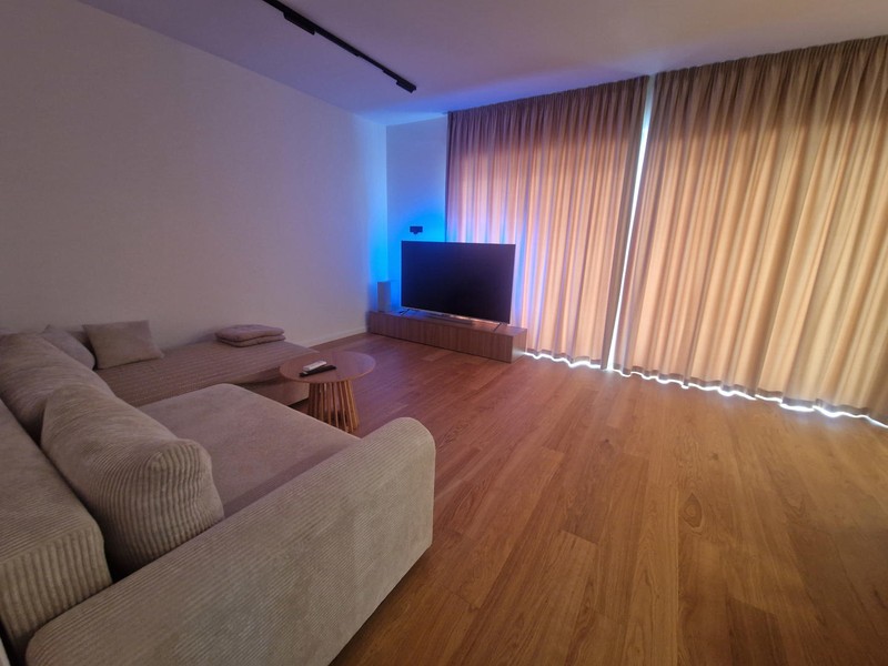 Salon z telewizorem i sofą