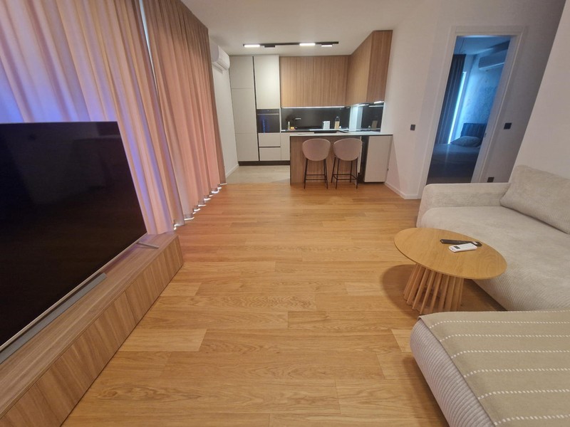 Umeblowany salon z drewnianą podłogą i sofą