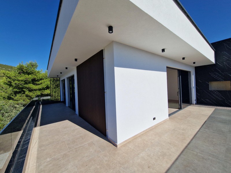Loggia wzdłuż mieszkania z podłogą wyłożoną płytkami