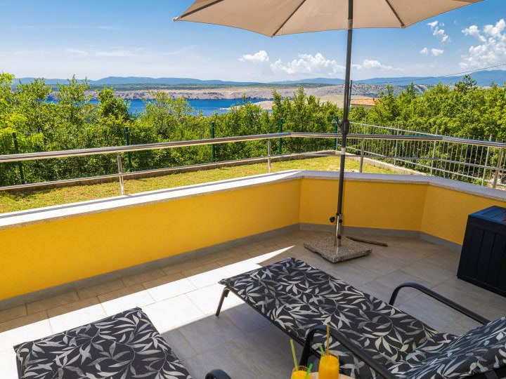 Loggia z leżakami i widokiem na morze