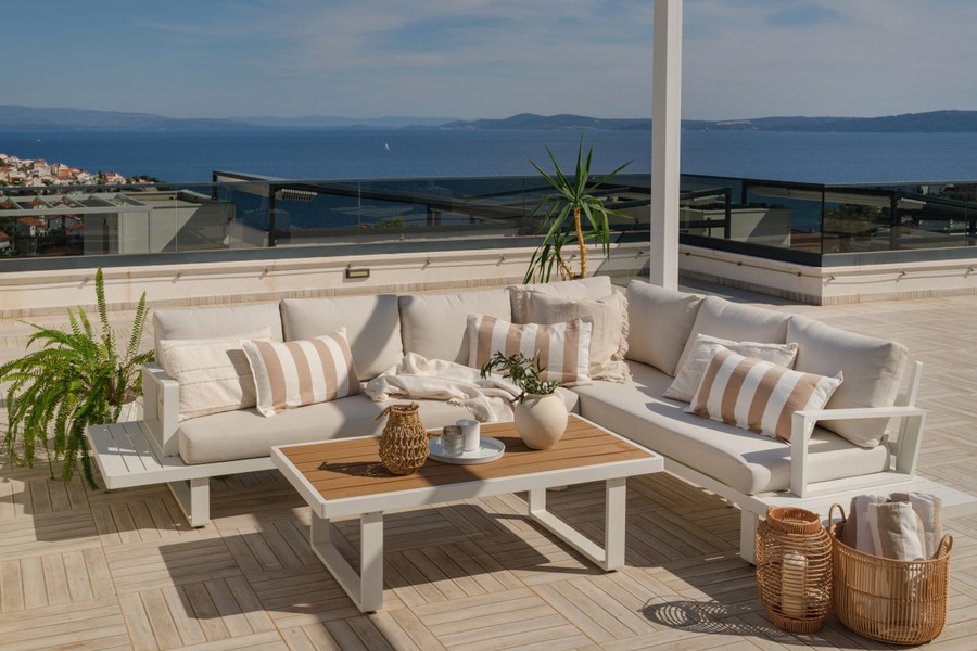 Dachterrasse z miejscem do siedzenia i widokiem na morze
