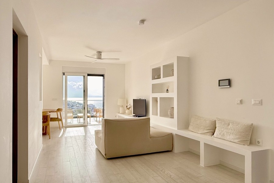 Salon z sofą i widokiem na balkon