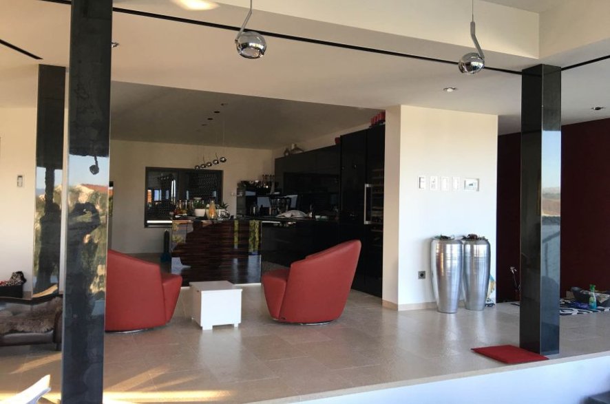 Mieszkanie jest umeblowane w wysokiej jakości.