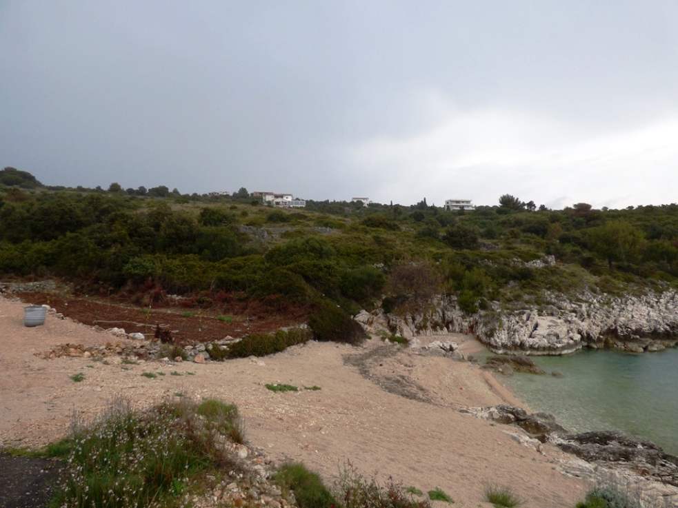 Plaża od działki budowlanej nad morzem niedaleko Rogoznicy