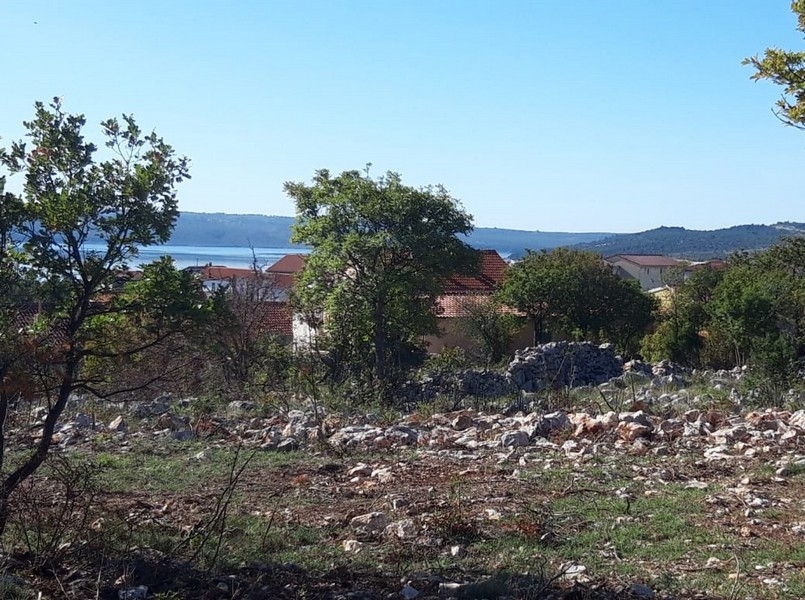 Widok na morze z posesji - nawet z parteru.