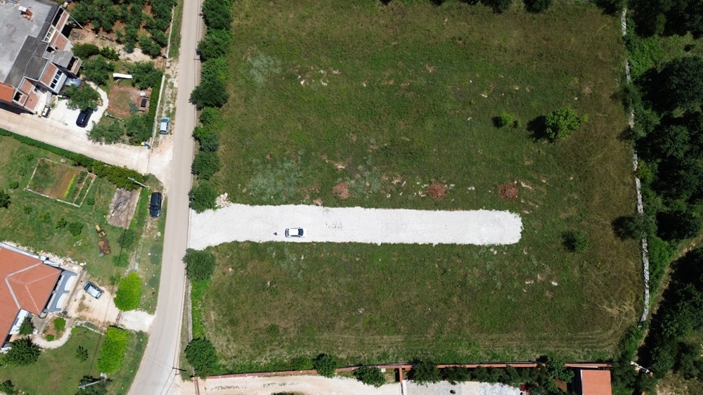 Widok z lotu ptaka na nieruchomość w Chorwacji na Istrii otoczoną zielonymi wzgórzami i widokiem na morze