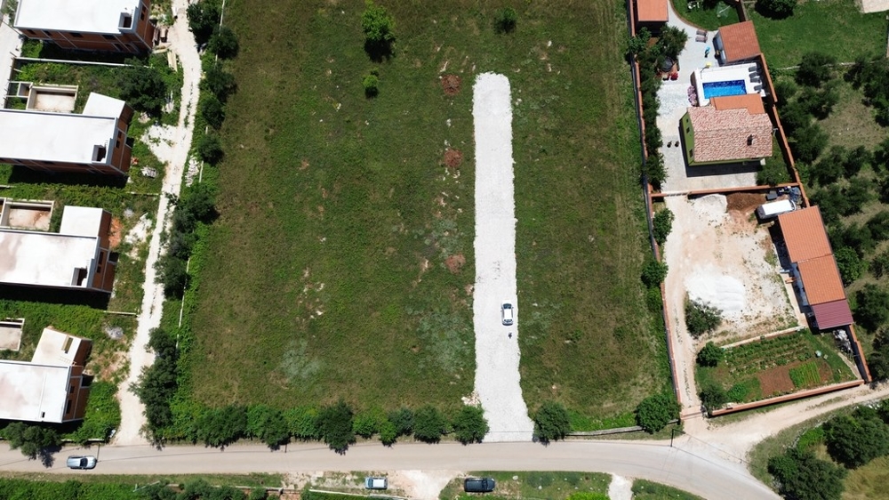 Działka na Istrii w Chorwacji, z drogą dojazdową i otoczeniem