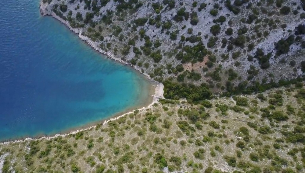 Sprzedam działkę budowlaną bezpośrednio nad morzem w Chorwacji - wyspa Zut.